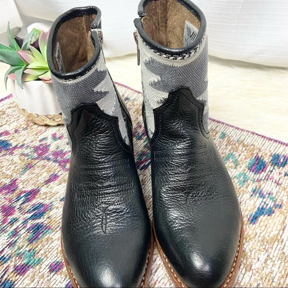 Anthropologie• Uxibal•black & gray short leather western booties size 6